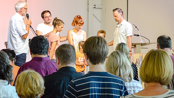 Gottesdienst in eutin mit anwesender Gemeinde