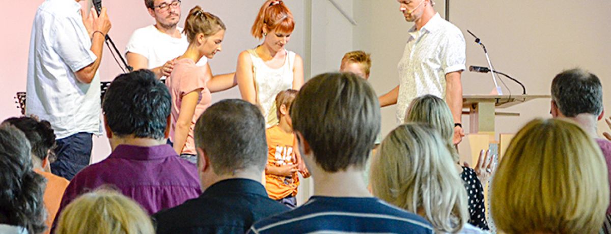 Gottesdienst in eutin mit anwesender Gemeinde